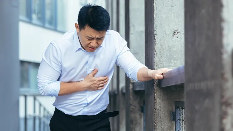 What type of chest pain indicates a heart attack?